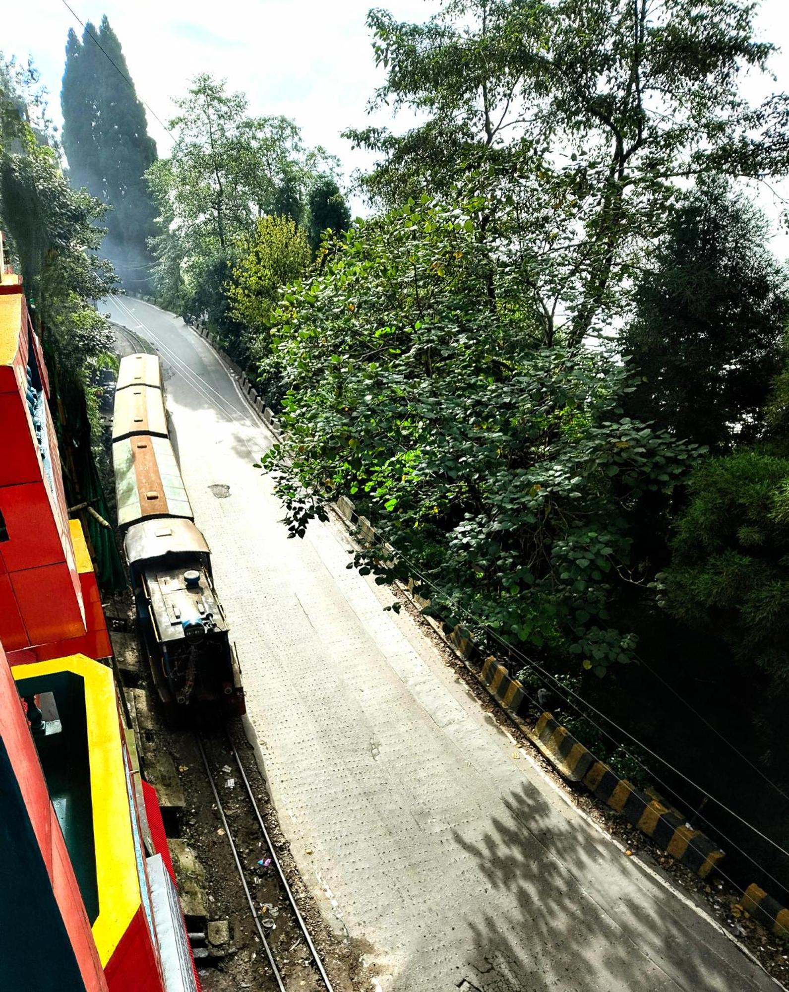 Hidden Monkey Backpackers Darjeeling, Batasia Дарджилинг Екстериор снимка