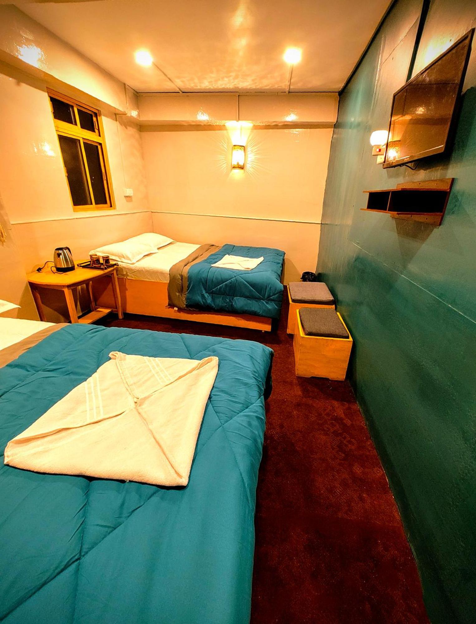 Hidden Monkey Backpackers Darjeeling, Batasia Дарджилинг Екстериор снимка