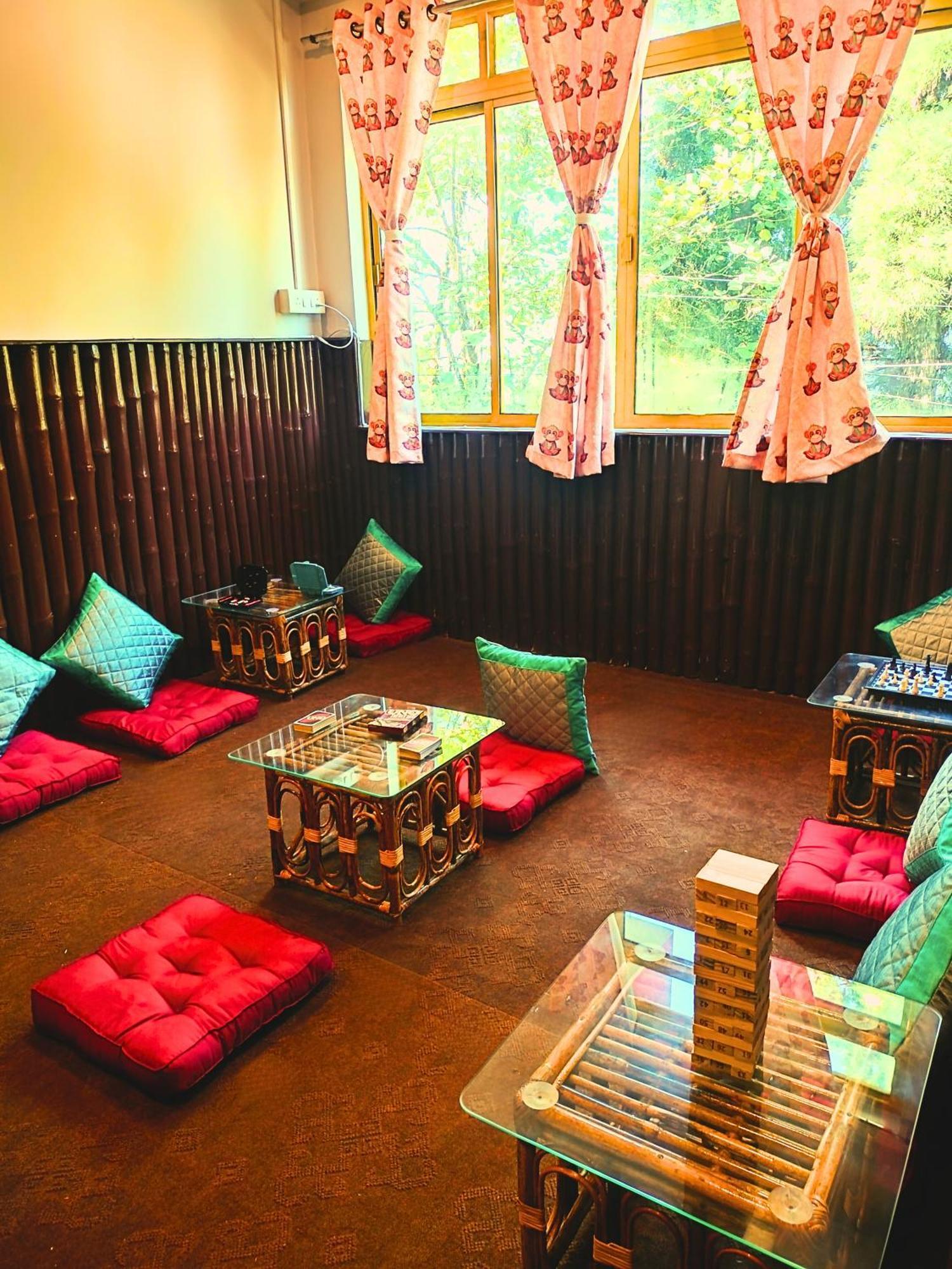 Hidden Monkey Backpackers Darjeeling, Batasia Дарджилинг Екстериор снимка